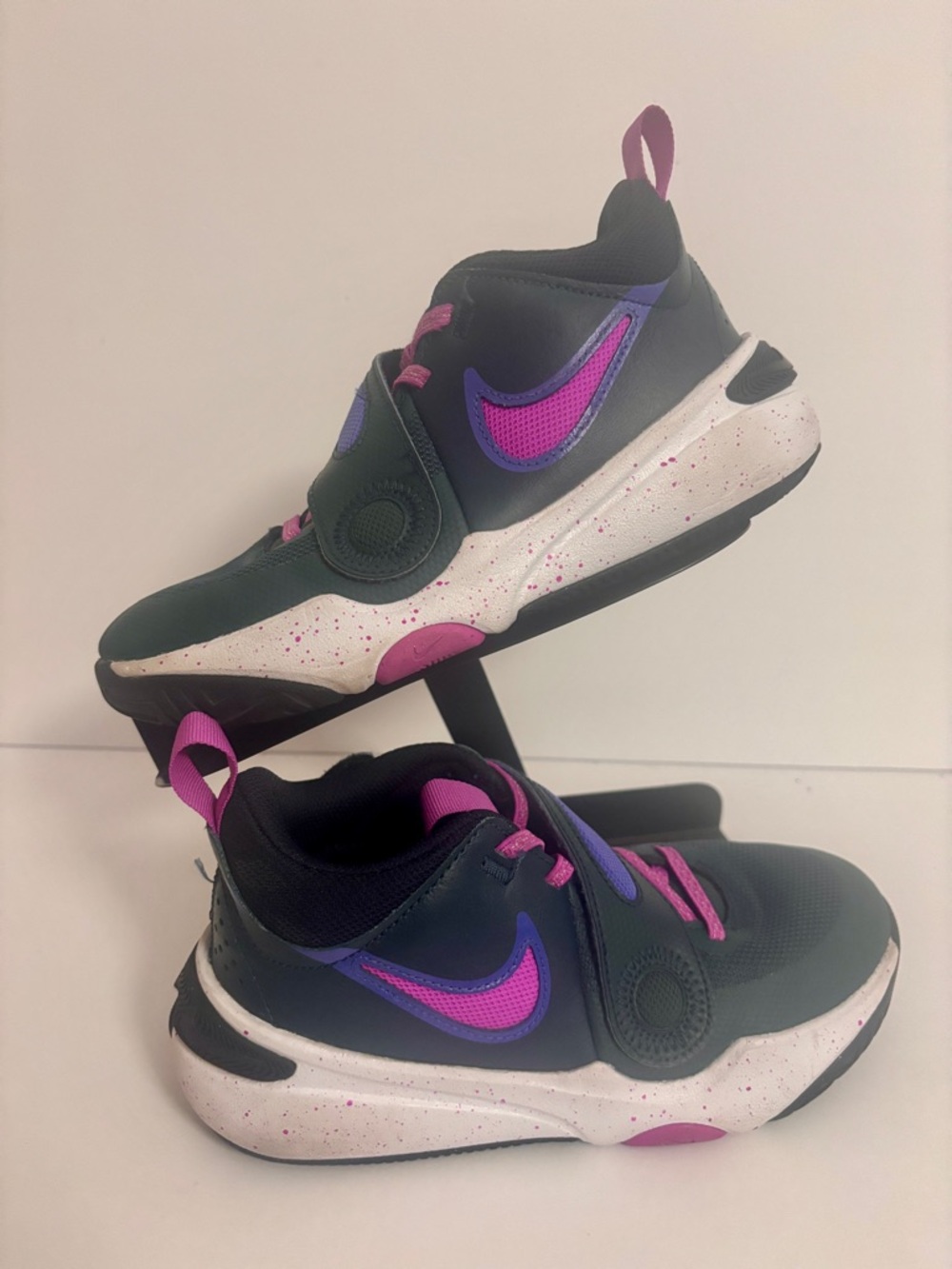 Nike Team Hustle D 11 basketball shoe Girls Youth unisex 4Y